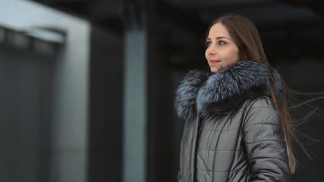 frau in winterkleidung im freien