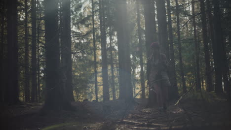 Mujer-Joven-Caminando-Entre-árboles-En-El-Bosque.