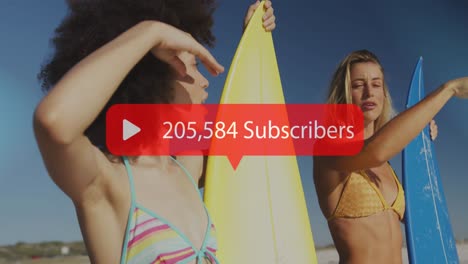 animación de burbuja de habla con suscriptores texto y números sobre mujeres con tablas de surf en la playa
