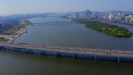 disparo de un dron viajando hacia adelante sobre el río han hasta el puente mapo en la ciudad de seúl durante el día