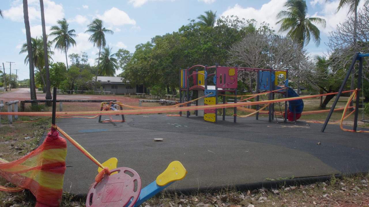 Parque infantil abandonado y deteriorado en un pueblo rural australiano. Temas de declive rural, dificultades económicas, cambio demográfico, abandono comunitario e infraestructura envejecida. Clip 1