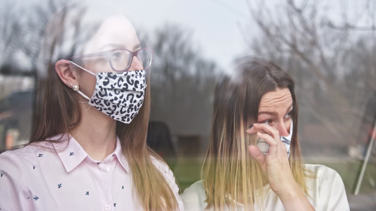 два подростка наслаждаются видом снаружи, карантин.