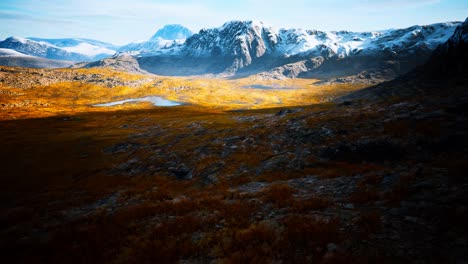 Berge-Mit-Schnee-Und-Trockenen-Hügeln-In-Chile