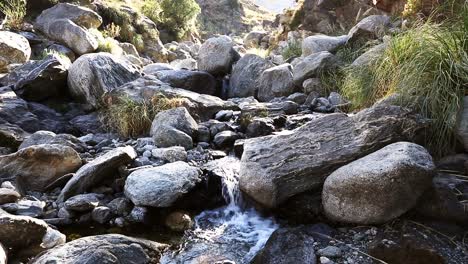 Río-De-Montaña-Pedregoso-Justo-Después-Del-Amanecer-En-Merlo,-San-Luis,-Argentina