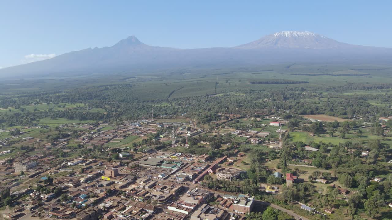 revelando el paisaje urbano de la aldea de loitokitok a los pies del monte kilimanjaro