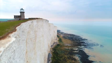 Faro-Aéreo-Acantilados-Blancos-De-Dover-Océano-Inglaterra-Viaje-Cinemático-Dron