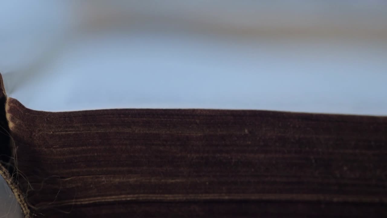 오래된 책의 페이지를 넘기다