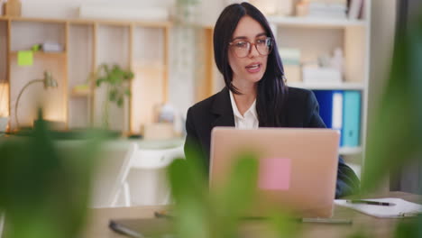 mujer calma al cliente durante la llamada de video y ofrece una solución
