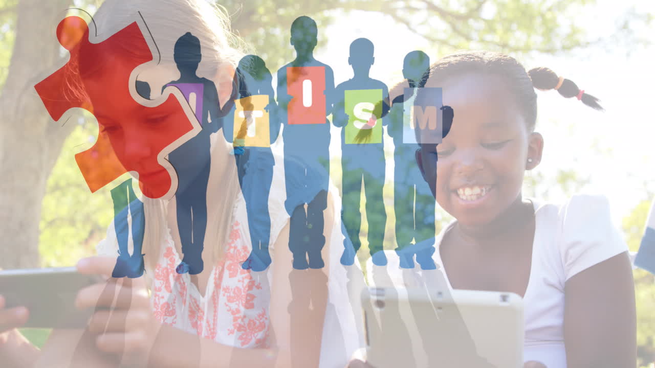 анимация красочных кусочков головоломки и текста об аутизме над школьницами с помощью планшетов