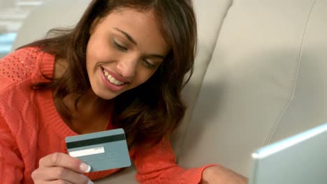 mujer usando su portátil para comprar