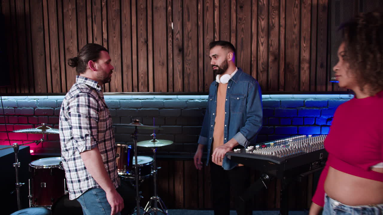 grupo musical en el estudio