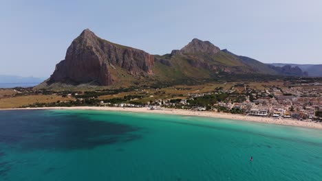 Drohne-Fliegt-In-Richtung-Monte-Monaco-Oberhalb-Der-Strandstadt-San-Vito-Lo-Capo