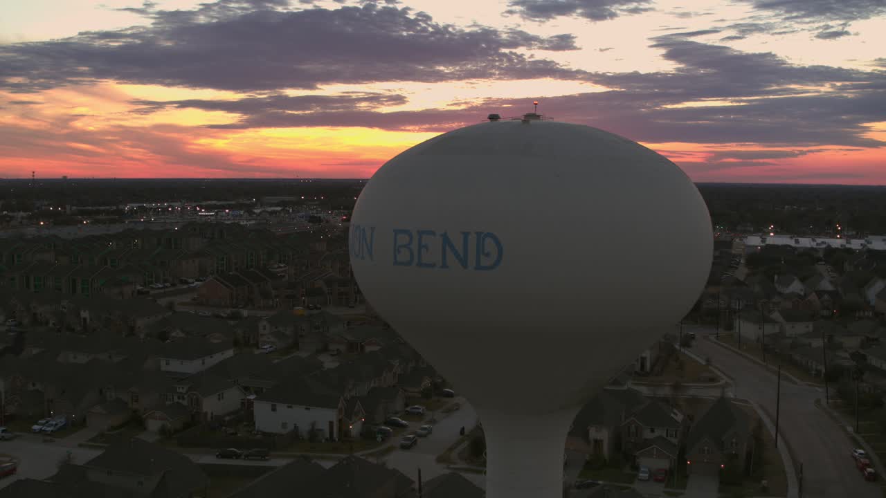 Flydende luftbårne droneoptagelser af beboelseskvarteret Mission Bend i det vestlige Houston, Texas, der viser forstadshuse og samfundsindretning i dagslys. Velegnet til ejendomsprojekter