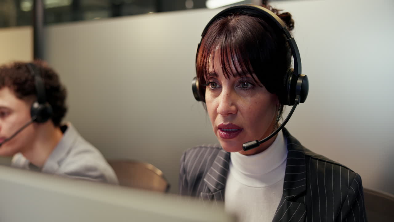 representantes de servicio al cliente que trabajan en un centro de llamadas