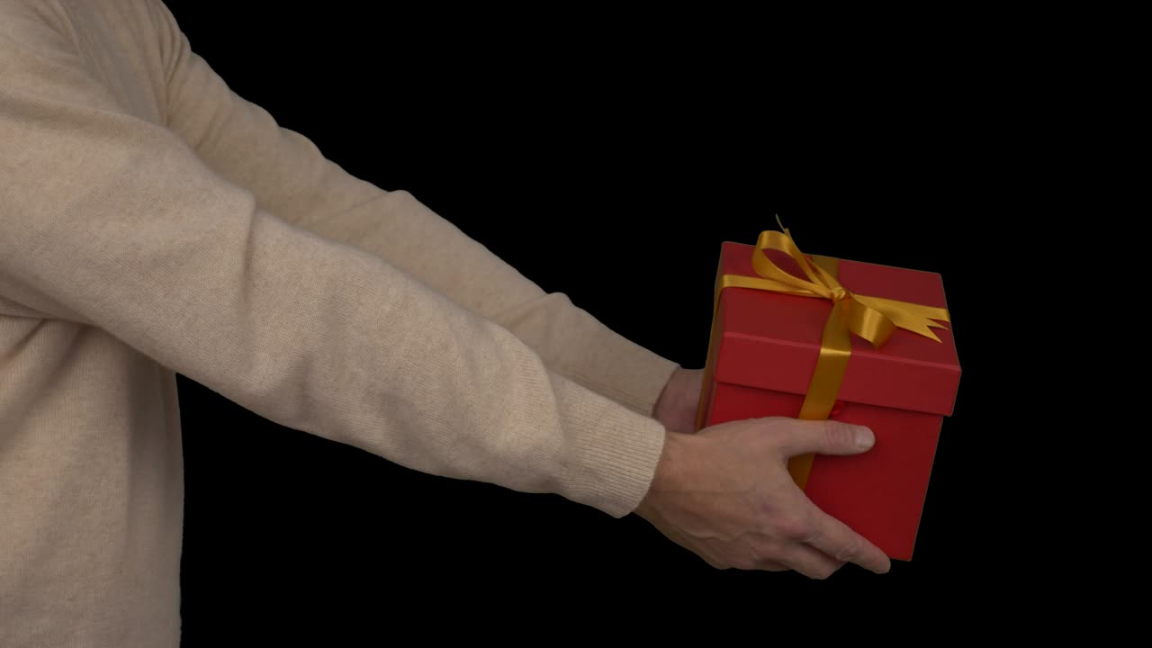 베이지 스웨터를 입은 성인 백인 남자의 손에 은 선물 상자. 가까운 잠금. 축제 이브. 이벤트 크리스마스 새해 추수감사절 블랙 프라이데이 생일 어머니 아버지 발렌타인 데이.
