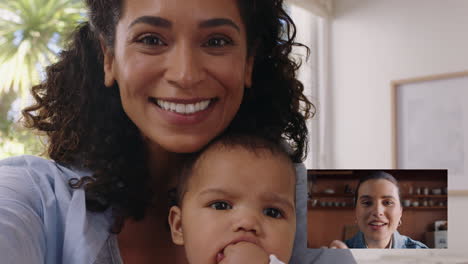 Madre-Y-Bebé-Chateando-Por-Video-Con-Un-Amigo-Usando-Una-Cámara-Web-Disfrutando-De-La-Comunicación-En-El-Chat-De-Video