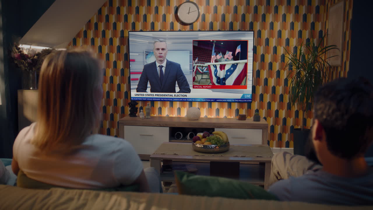 tv 에서 대통령 선거 뉴스 방송 을 보는 사람 들