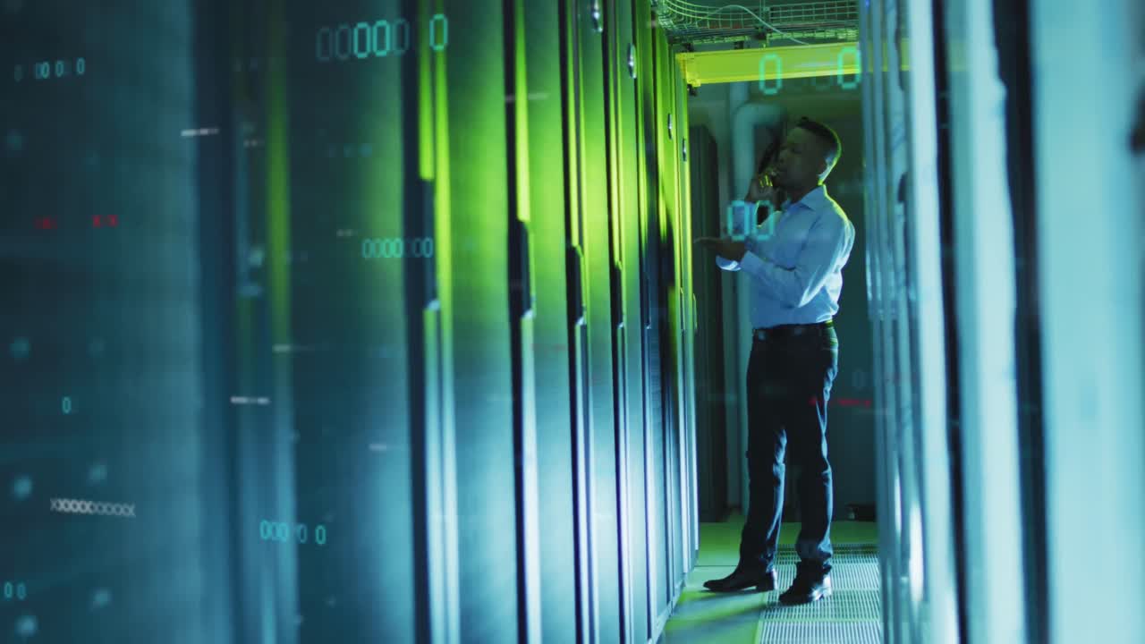 animación de procesamiento de datos, hombre afroamericano ingeniero informático y servidores de computadoras.