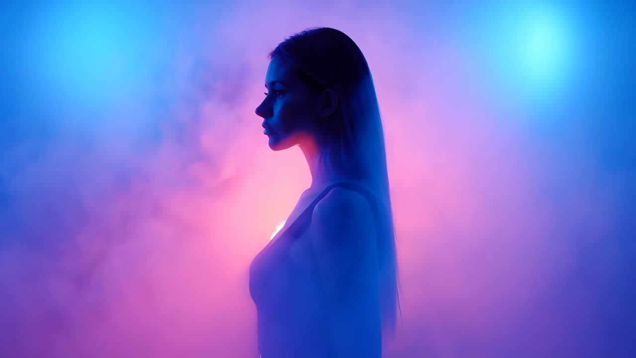 Silhouette misteriosa nel fumo neon vibrante