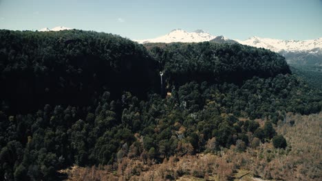 imágenes de drones, vista aérea de la montaña de los andes en las termas de chillan, chile