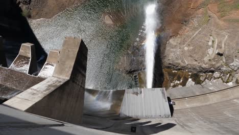 Mirando-Directamente-Hacia-Abajo-De-La-Pared-De-La-Represa-Hidroeléctrica-High-Katse-En-Lesotho