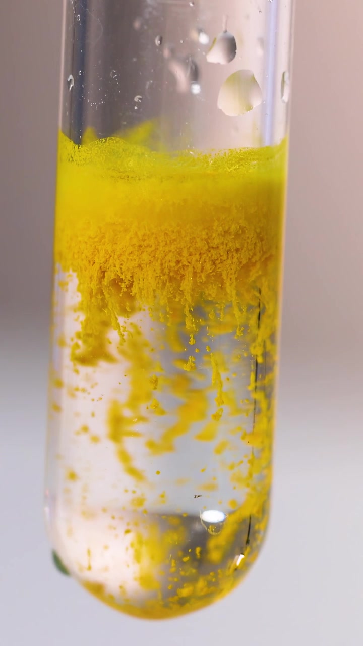 Precipitato giallo si forma in soluzione limpida