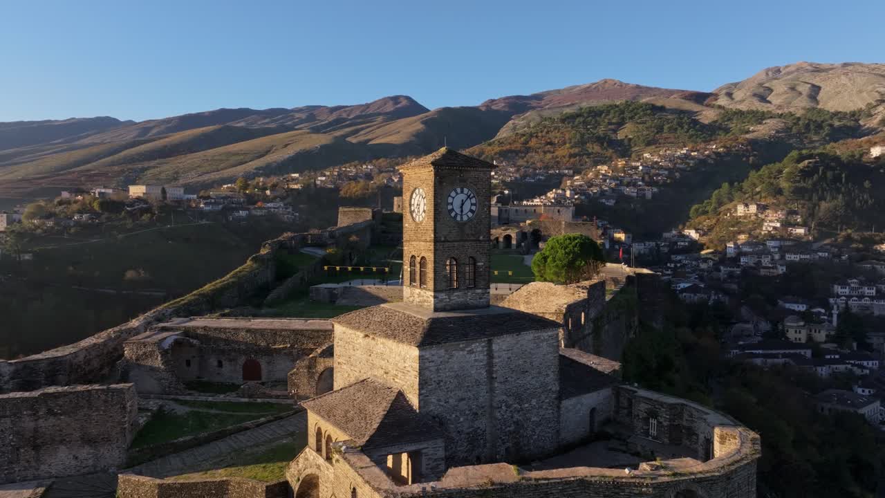 Riprese con drone della fortezza di Argirocastro circondata da cieli di un arancione intenso