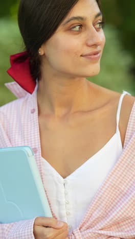 mujer joven con una tableta.