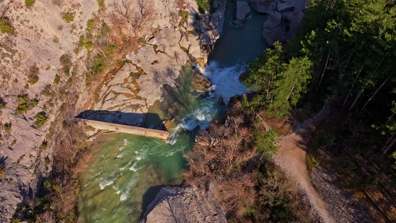 Gorges de la Méouge med vattenfall tidig vår, Frankrike