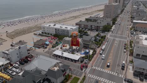 Circle-shot-of-Lucy-the-Elephant-in-Margate,-NJ-revealing-the-beach-and-surroundings