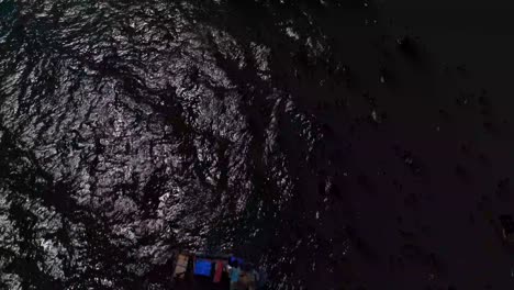 imágenes de drones que se mueven hacia adelante mirando hacia abajo a los barcos de pesca en el mar que se desplazan hacia arriba para revelar el mar abierto