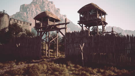 antiguas puertas de madera y torres de vigilancia