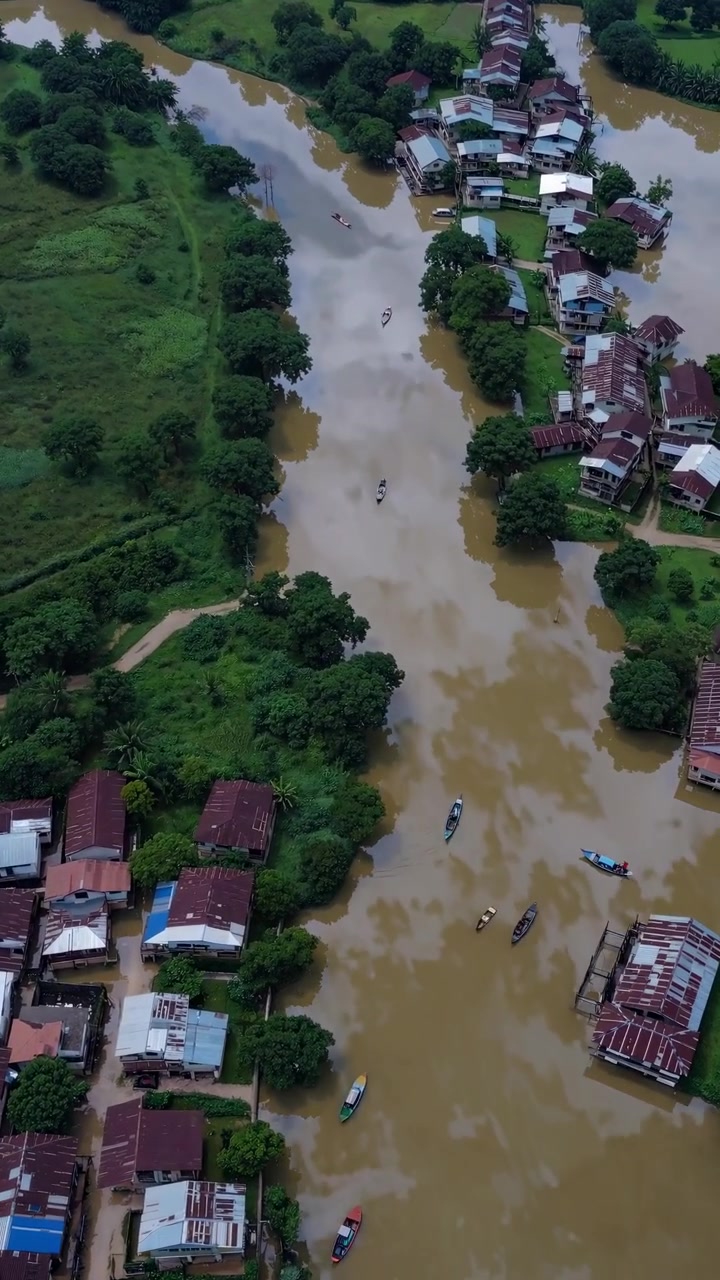 Veduta aerea di un fiume che scorre attraverso un villaggio rurale