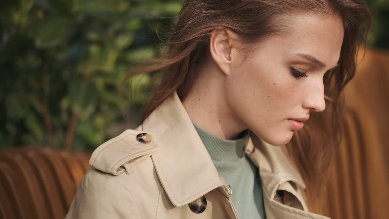 백인 여성 학생이 스마트폰으로 온라인 쇼핑을 하고 있습니다.