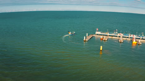 vista aérea de un barco de pesca que se acerca al muelle en el mar báltico