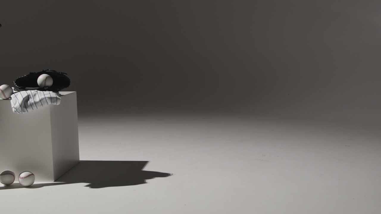 스튜디오 야구에서 느리게  ⁇ 은 박 ⁇  공을 잡는 손잡이와 팀 유니폼을 낮은 키 조명으로