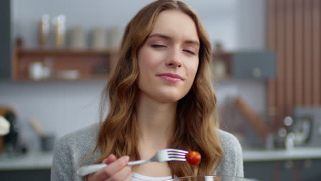 Retrato-De-Una-Mujer-Sonriente-Comiendo-Ensalada-Fresca-En-La-Cocina-De-Casa.-Comida-Vegetariana