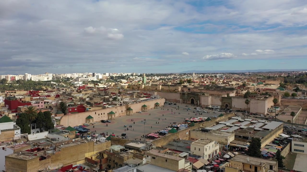 Veduta aerea con drone di Meknes, una delle quattro città imperiali del Marocco e una destinazione Patrimonio dell'Umanità UNESCO. La scena mostra Piazza El Hedim, Bab Mansour, fortificazioni storiche e il patrimonio vivente