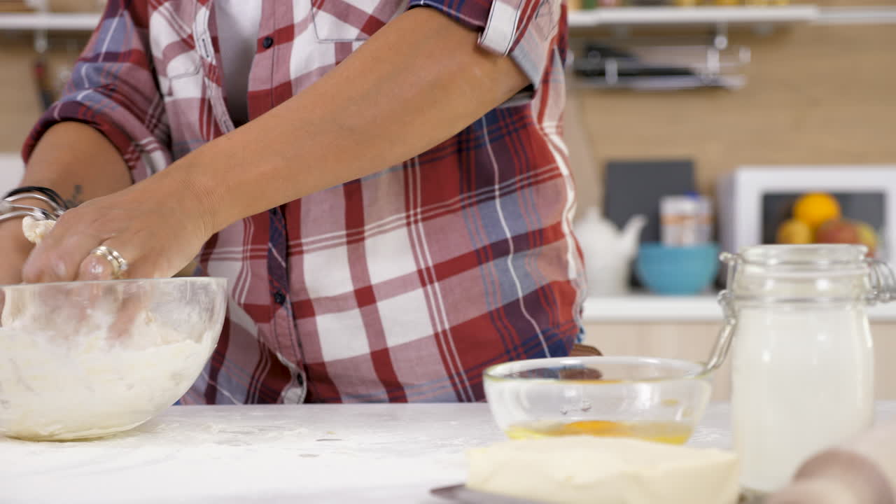 madre e hija horneando juntas
