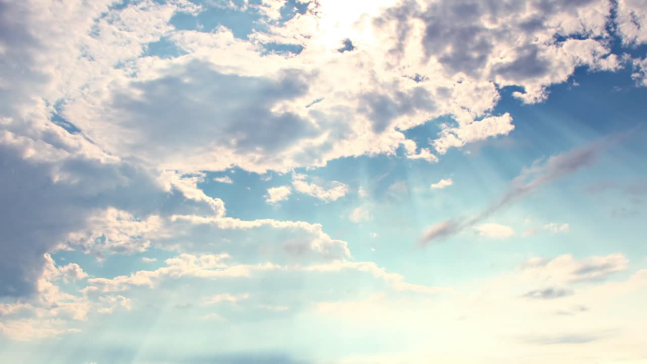 태양 광선과 함께 움직이는 구름 4k 타임  ⁇ 스 비디오