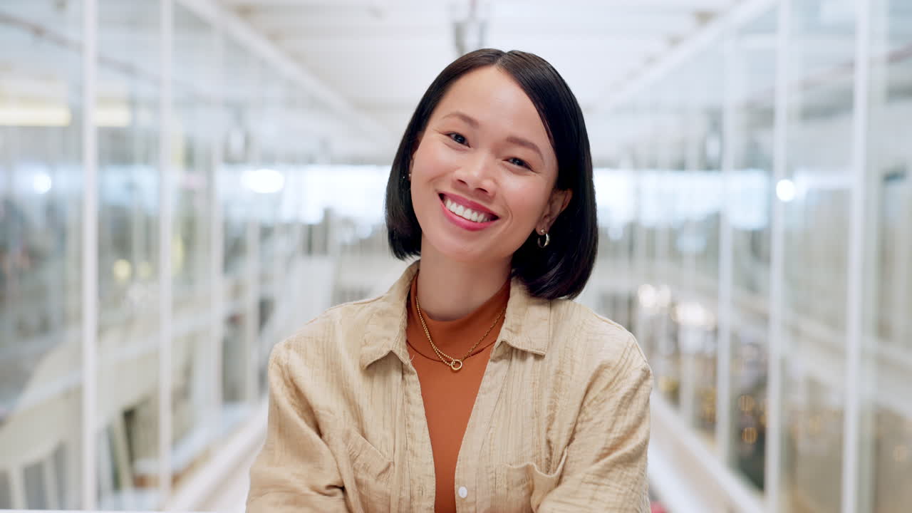 자부심, 팔을  ⁇ 고 사업가의 얼굴