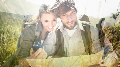 pareja de senderismo con mochilas sobre animación de la naturaleza con hierba y luz solar
