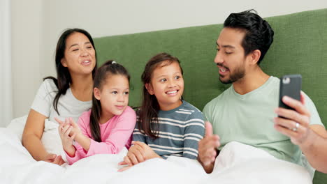 Madre,-Padre-E-Hijos-En-Videollamada-En-La-Cama