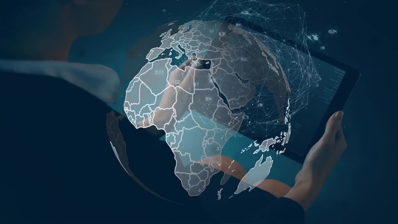 Animation af globus og databehandling over kaukasisk forretningskvinde, der bruger tablet.
