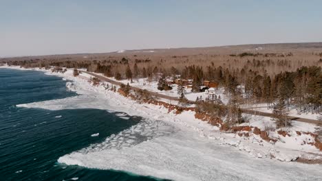 Scenic-View-Of-Lake-Superior-With-Ice-Formations-On-The-Shore-In-Duluth,-Minnesota---aerial-drone-shot