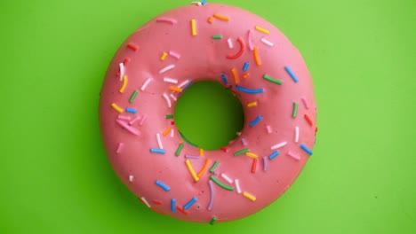 el donut glazado de primer plano.