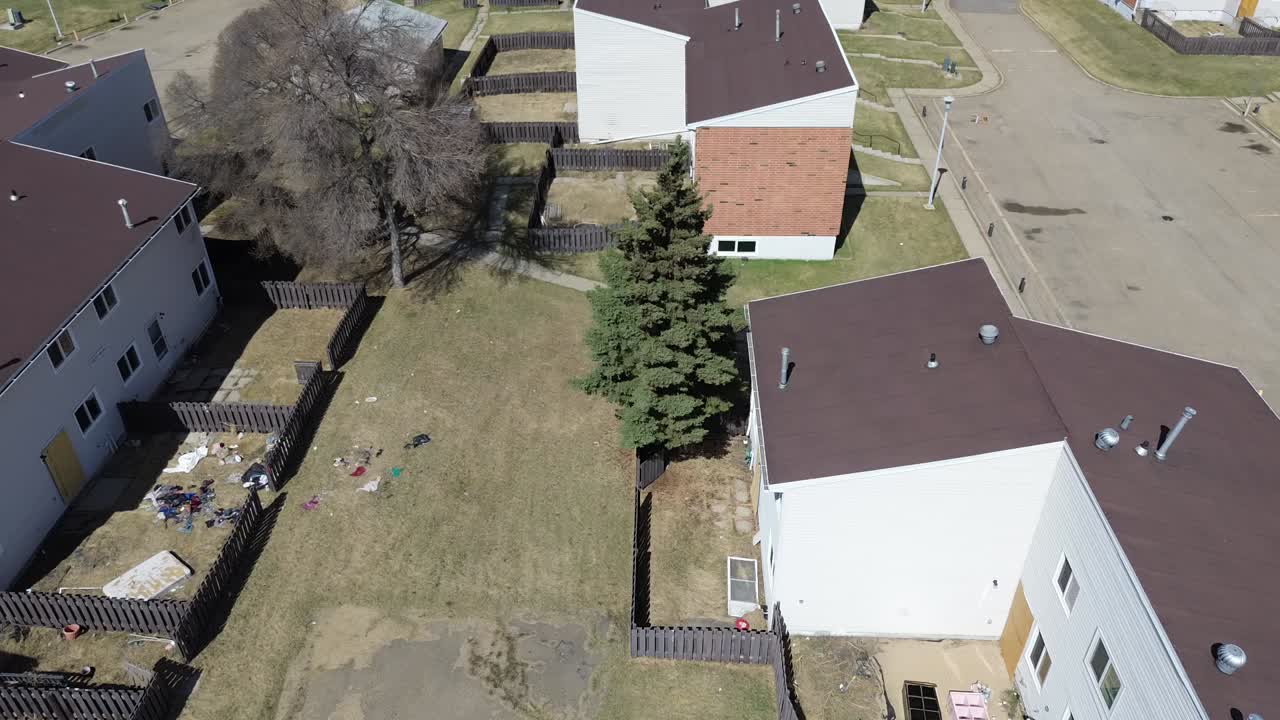 버려진 집들의 드론 뷰