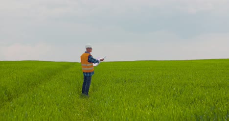 ingeniero analizando el plan mientras mira la granja 7