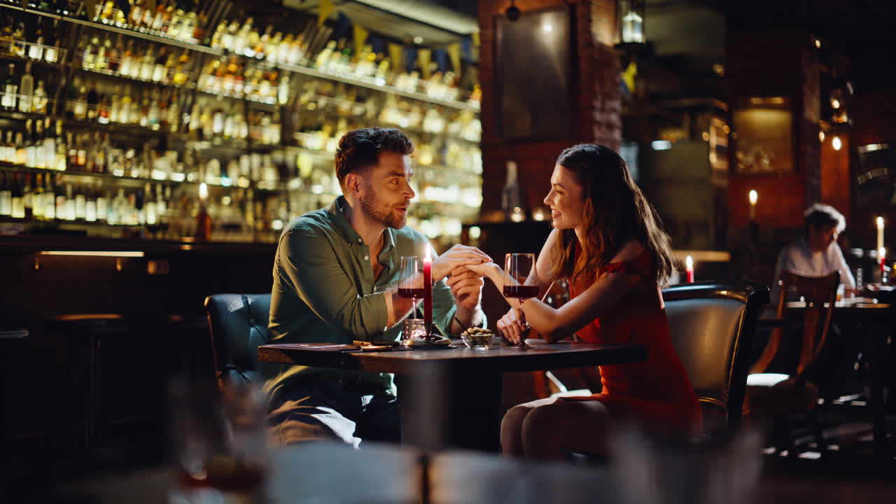 Serata romantica di una coppia affiatata in un moderno ristorante elegante. Uomo affettuoso