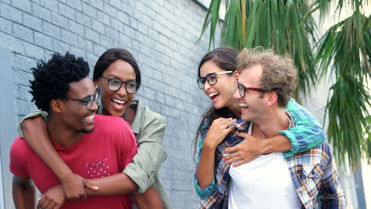 los jóvenes hipsters se están divirtiendo.